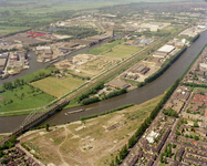 119981 Luchtfoto van een gedeelte van het industrietterein Lage Weide te Utrecht, uit het zuidoosten; in het midden de ...